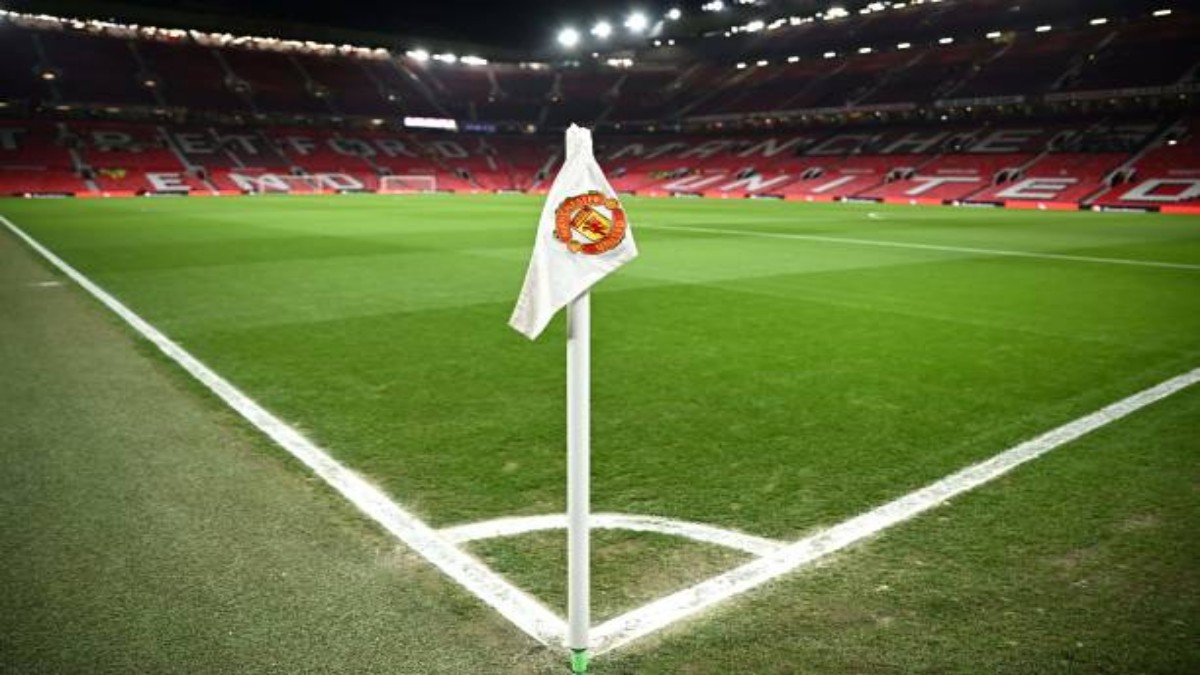 Key Manchester United figure set to leave the club this week