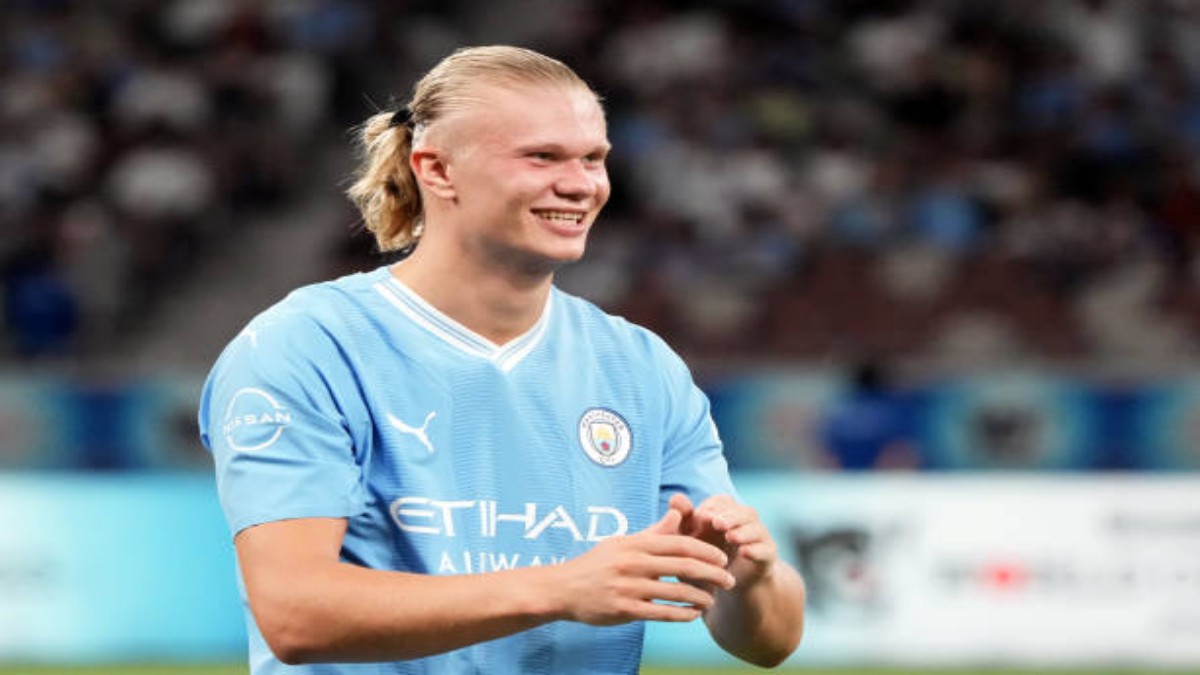 ‘Don’t compare this Manchester United striker with Erling Haaland’- Coach declares