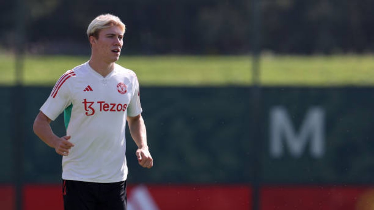 ‘He could be like Chelsea’s £100m flop’ – Arsenal legend gives verdict on Manchester United summer signing Rasmus Hojlund